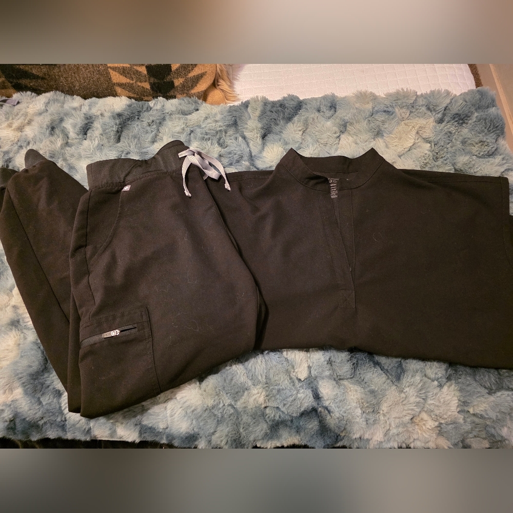 Black Figs High Waisted Jogger & Rafaela Scrub Set - Medium